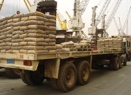 Ciment en chargement au port de Matadi